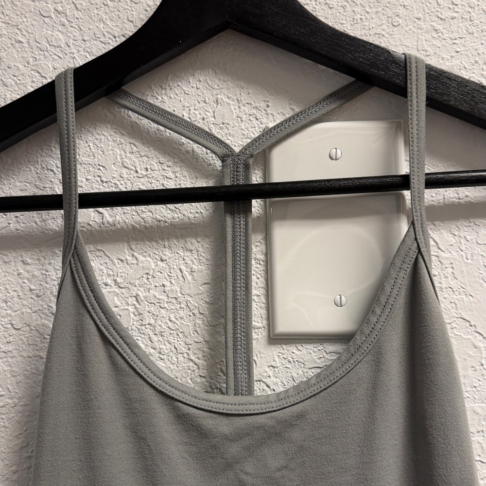 Nike Woman’s Dri Fit Racer Back Fitted Gray Workout Lounge Tank SM - Picture 2 of 6